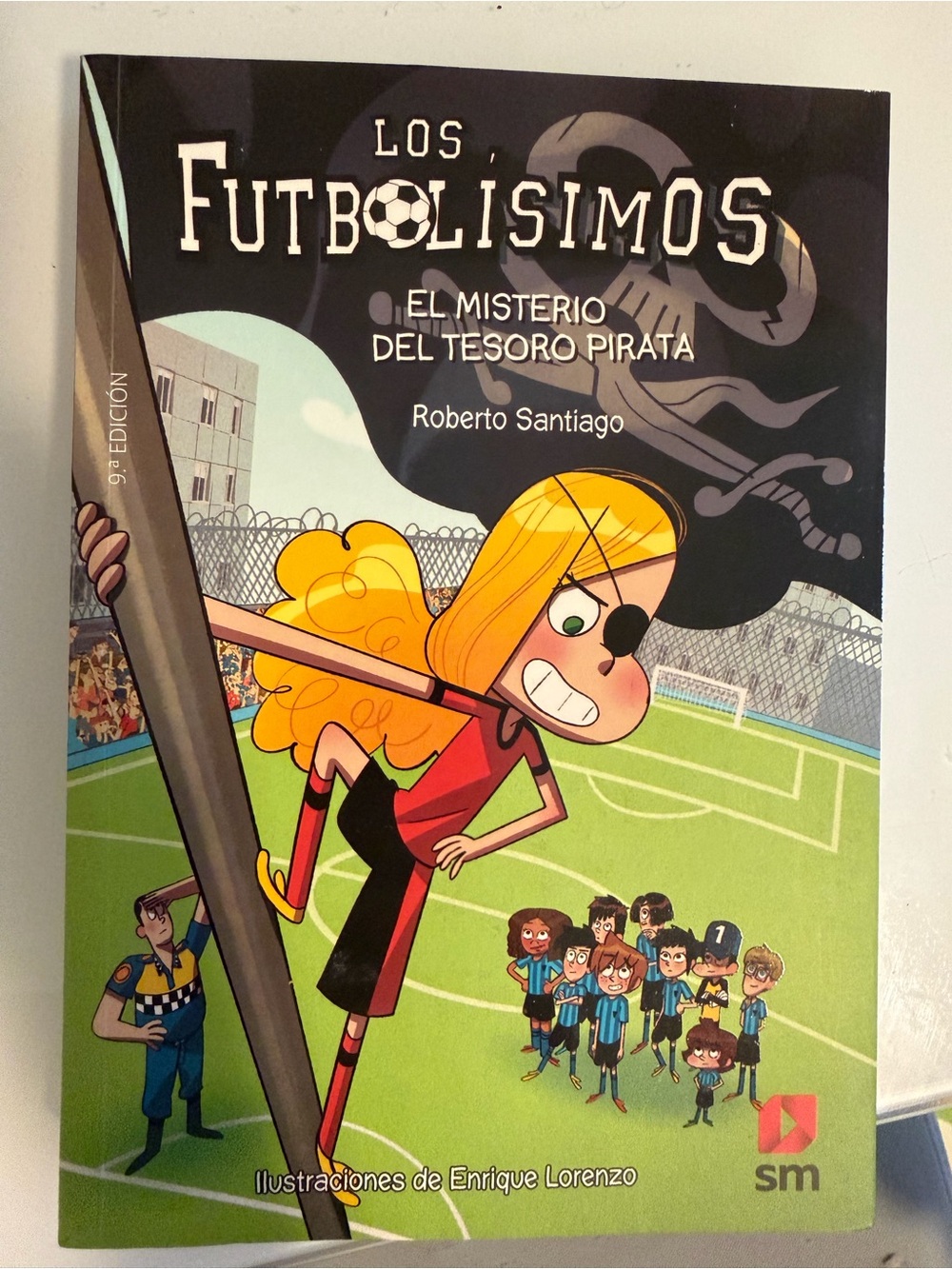 Los Futbolísimos: El Misterio del Tesoro Pirata - Red & Yellow Cover by